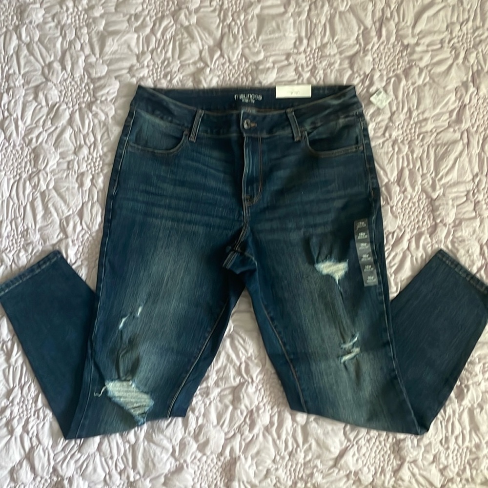 NWT Maurices Stretchy Jeans Size 16